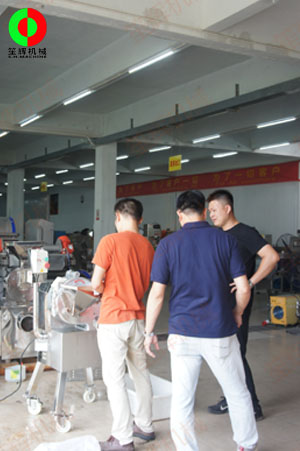 瓜果三維切丁機(jī)測試效果滿意，客戶付款購買隨車運(yùn)走！