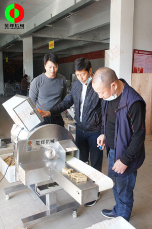 客戶來司現(xiàn)場測試酸筍切條加工設(shè)備！