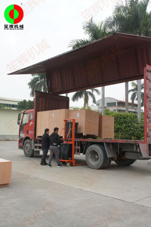 國外客戶訂購的一批毛刷清洗去皮機(jī)及瓜果削皮機(jī)裝車出貨！