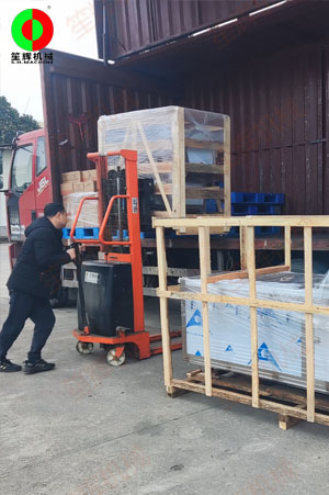 洗菜機(jī)和切菜機(jī)發(fā)往江西客戶！