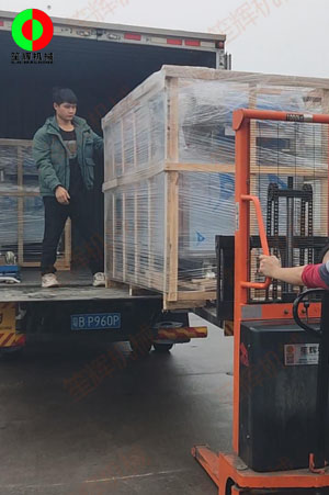 廣州鐘小姐定購(gòu)的兩臺(tái)氣泡洗菜機(jī)按期交付！